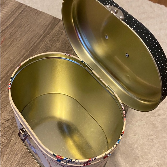 Mary Engelbreit ME Stitching tin, oval shape - Picture 2 of 3